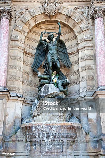Fountain Сент Мишель Paris — стоковые фотографии и другие картинки Ангел - Ангел, Без людей, Бронза
