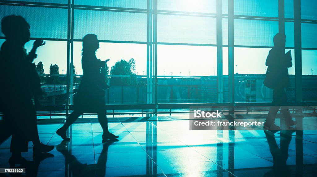 80.000 Andar com bagagem no aeroporto - Royalty-free Aeroporto Foto de stock