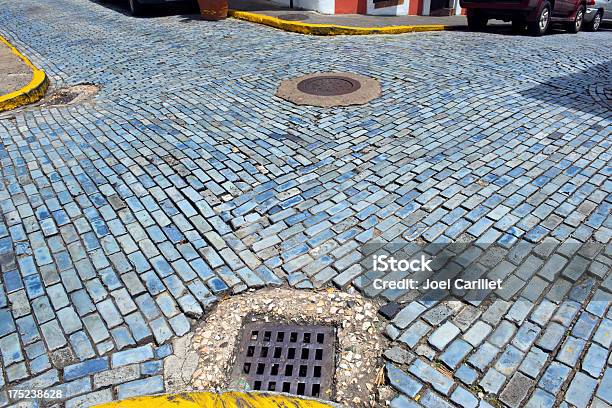 Photo libre de droit de Intersection De Old San Juan banque d'images et plus d'images libres de droit de Bleu - Bleu, Bordure de trottoir, Bouche d'égout