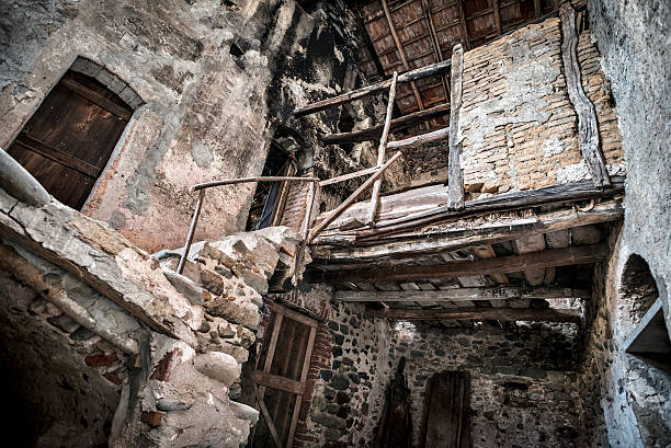 istock Medieval Italian village architecture - Derelict house 175238707