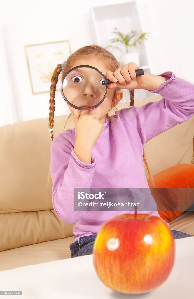 Kleines Mädchen beobachten apple - Lizenzfrei 12-13 Jahre Stock-Foto