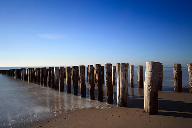 스택스 깨는 한 압살했다 귀하와 함께 네덜란드 코스트 - horizon over water blurred motion long exposure zeeland 뉴스 사진 이미지