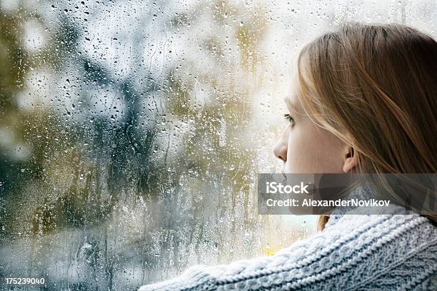 Seria Dziewczyna Patrząc Przez Okno W Deszczowy Dzień - zdjęcia stockowe i więcej obrazów Smutek