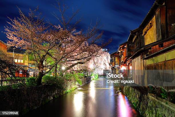 Город Киото С Сакура В Ночное — стоковые фотографии и другие картинки Азиатская культура - Азиатская культура, Азия, Без людей