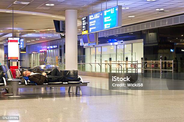 Dormire In Aeroporto - Fotografie stock e altre immagini di Aeroporto - Aeroporto, Passeggero, Turista