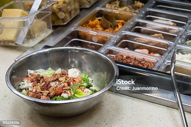 Barra De Salada - Fotografias de stock e mais imagens de Alface - Alface, Alimentação Saudável, Almoço