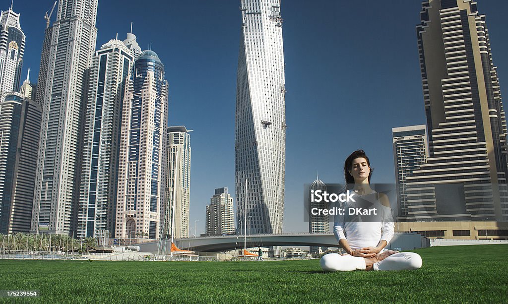 Yoga e meditazione in una moderna urbanistic città - Foto stock royalty-free di Dubai