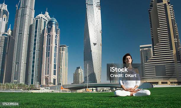 Yoga E Meditazione In Una Moderna Urbanistic Città - Fotografie stock e altre immagini di Dubai - Dubai, Yoga, Adulto