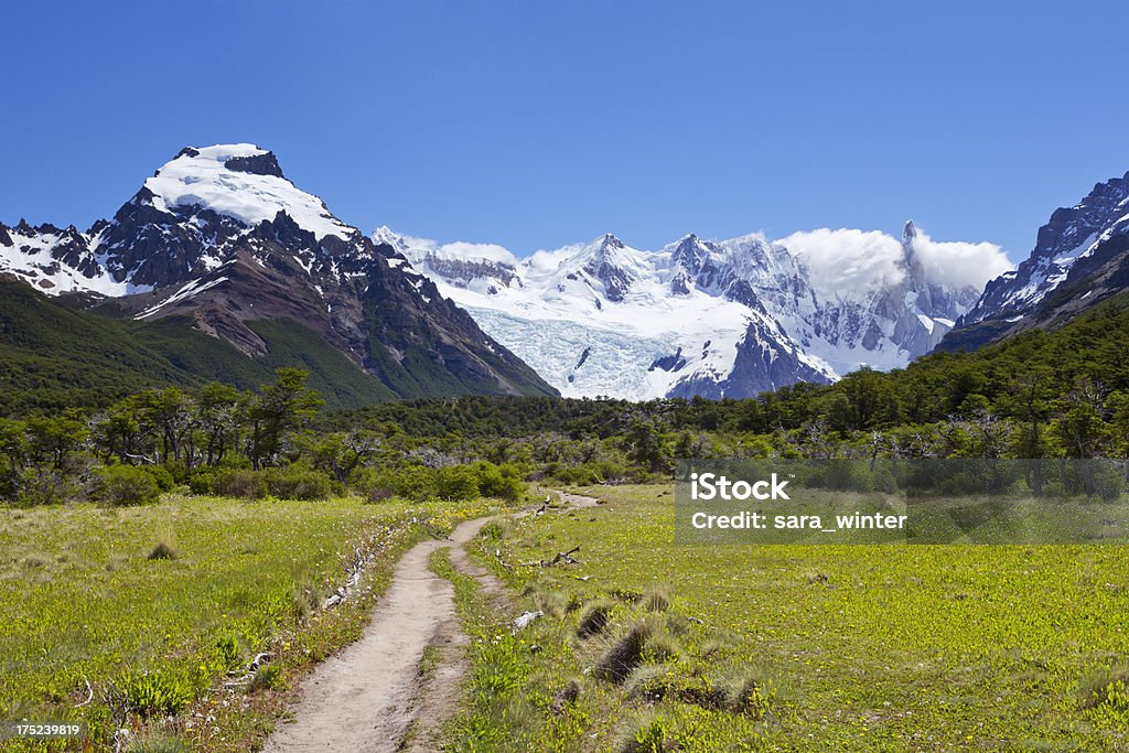 Haking caminho entre montanhas altas, perto do Cerro Torre, na Patagônia, Argentina - Foto de stock de Argentina royalty-free