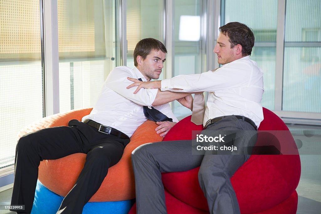 Два businessmenn получить в подогреваемый аргумент - Стоковые фото Агрессия роялти-фри