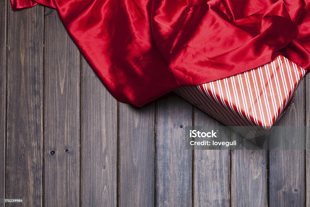 木製の背景に赤のシルク - サテンのロイヤリティフリーストックフォト