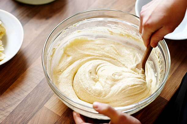 chef facendo muffin pastella - folding hands foto e immagini stock