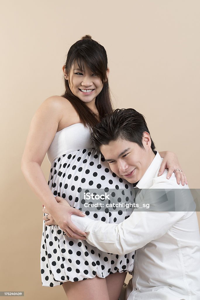 Asian para w ciąży - Zbiór zdjęć royalty-free (20-29 lat)