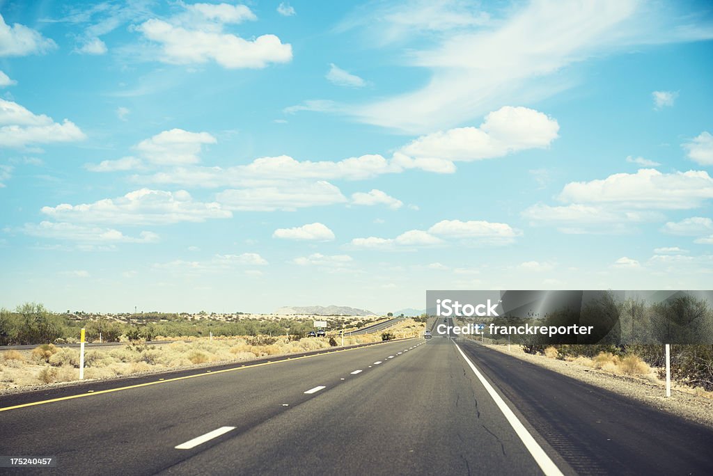 Dirigindo em algum lugar no american road-Arizona - Foto de stock de América do Norte royalty-free