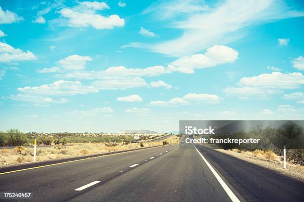 Foto de Dirigindo Em Algum Lugar No American Roadarizona e mais fotos de stock de América do Norte - América do Norte, Arizona, Bulevar