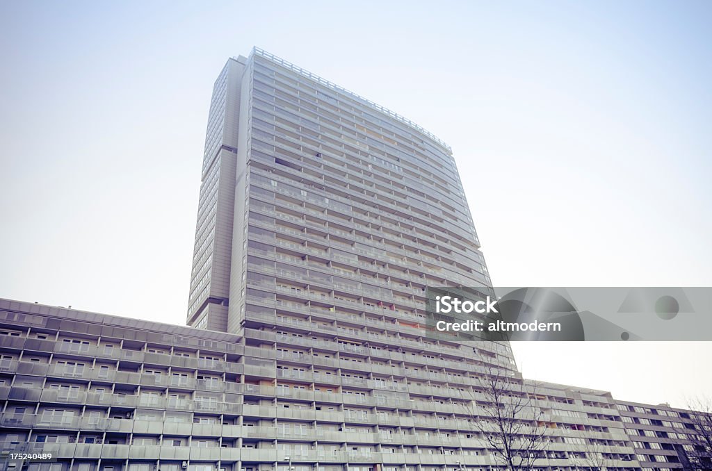 Edificio de apartamentos - Foto de stock de Acero libre de derechos
