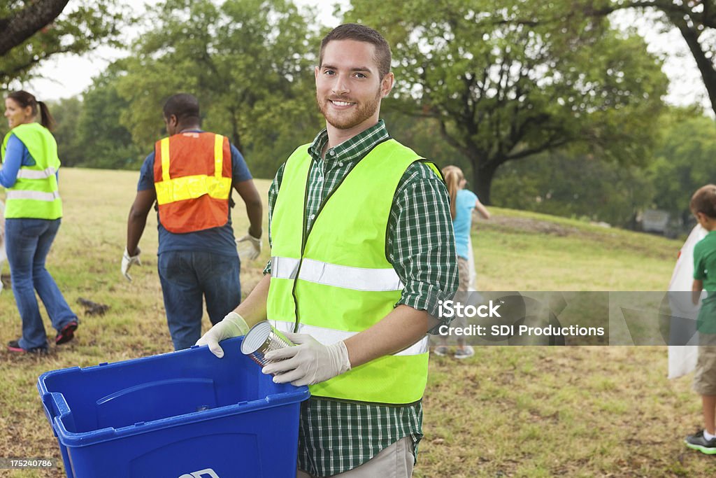 Volontari tenendo il riciclaggio bucket; pulizia Quartiere di park - Foto stock royalty-free di Adulto