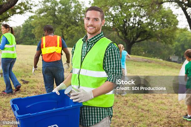 Volontari Tenendo Il Riciclaggio Bucket Pulizia Quartiere Di Park - Fotografie stock e altre immagini di Adulto