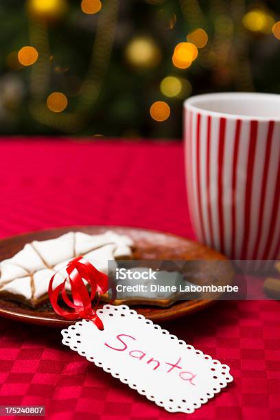Os Cookies E Chocolate Quente De Santa - Fotografias de stock e mais imagens de Bolacha - Bolacha, Caneca, Canela