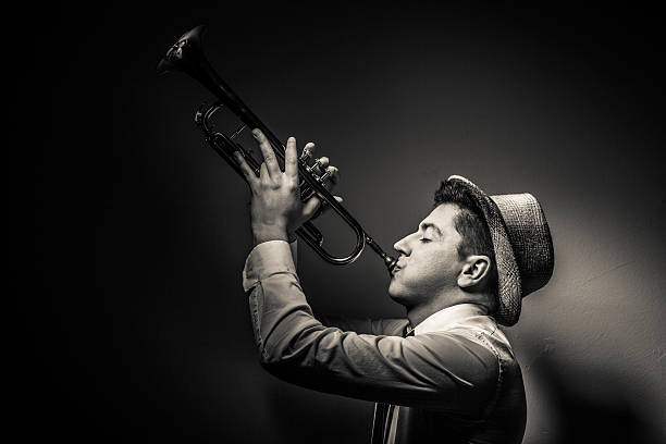 tromba player in un jazz club - brass instrument retro revival old fashioned part of foto e immagini stock