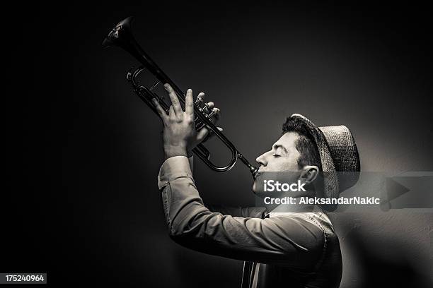 Tromba Player In Un Jazz Club - Fotografie stock e altre immagini di Jazz - Jazz, 1960-1969, Bianco e nero