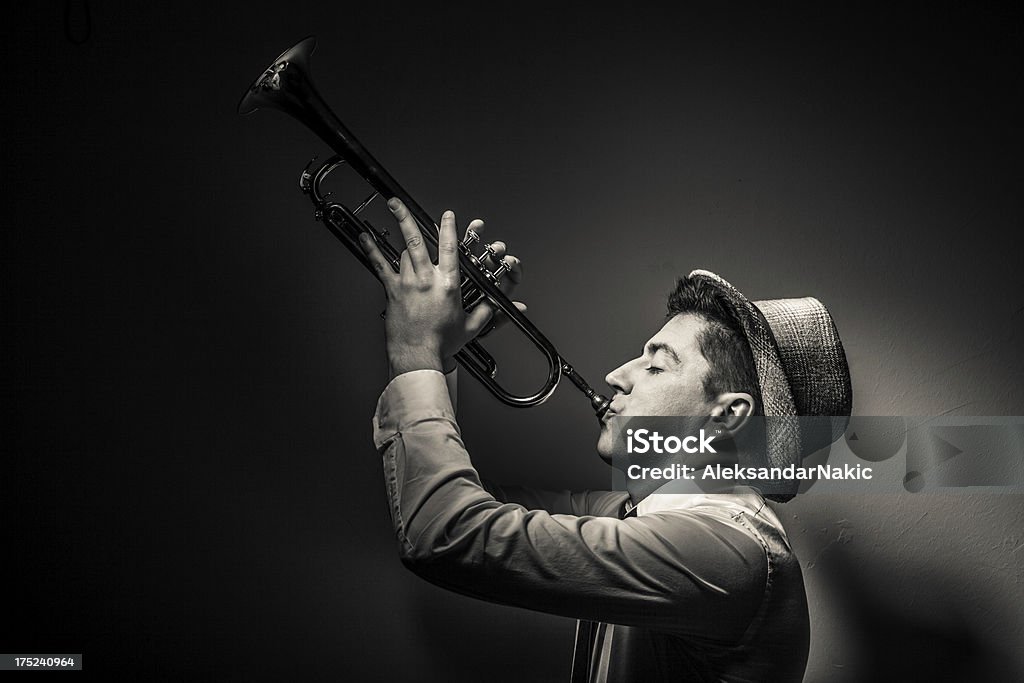Trumpet player w Jazz club - Zbiór zdjęć royalty-free (Jazz)