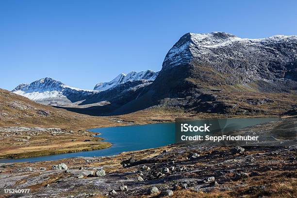 Norueguês Lago Com Montanhas Perto Trollstigen - Fotografias de stock e mais imagens de Ao Ar Livre - Ao Ar Livre, Azul, Beleza