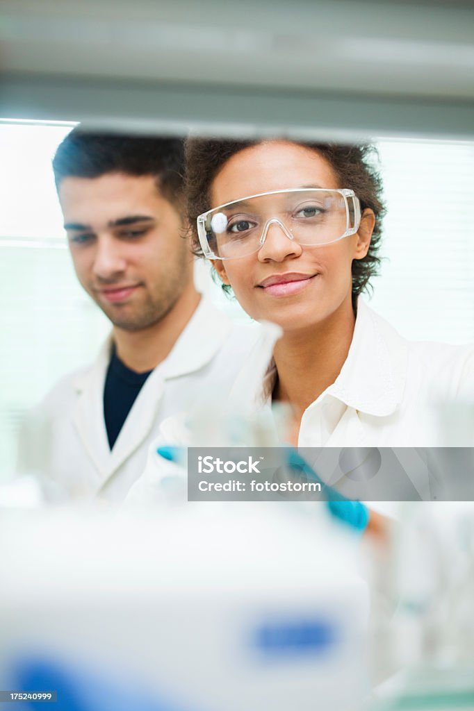 Os cientistas em laboratório - Foto de stock de Farmácia royalty-free