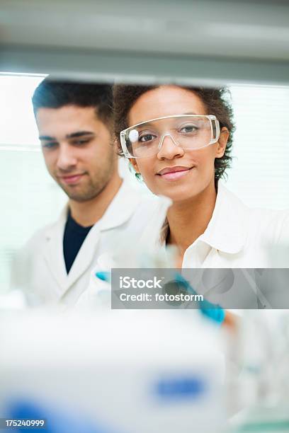 Foto de Os Cientistas Em Laboratório e mais fotos de stock de Farmácia - Farmácia, Técnico, Estudante