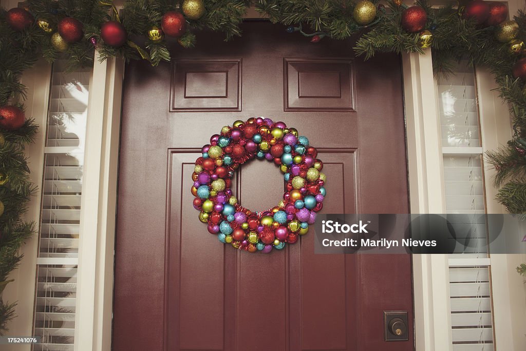 Colorido corona de la puerta frontal - Foto de stock de Adorno de navidad libre de derechos