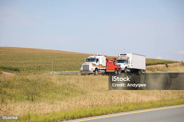 Photo libre de droit de Camion De Remorquage De Remorquage banque d'images et plus d'images libres de droit de Dépanneuse - Dépanneuse, Lourd, Poids lourd