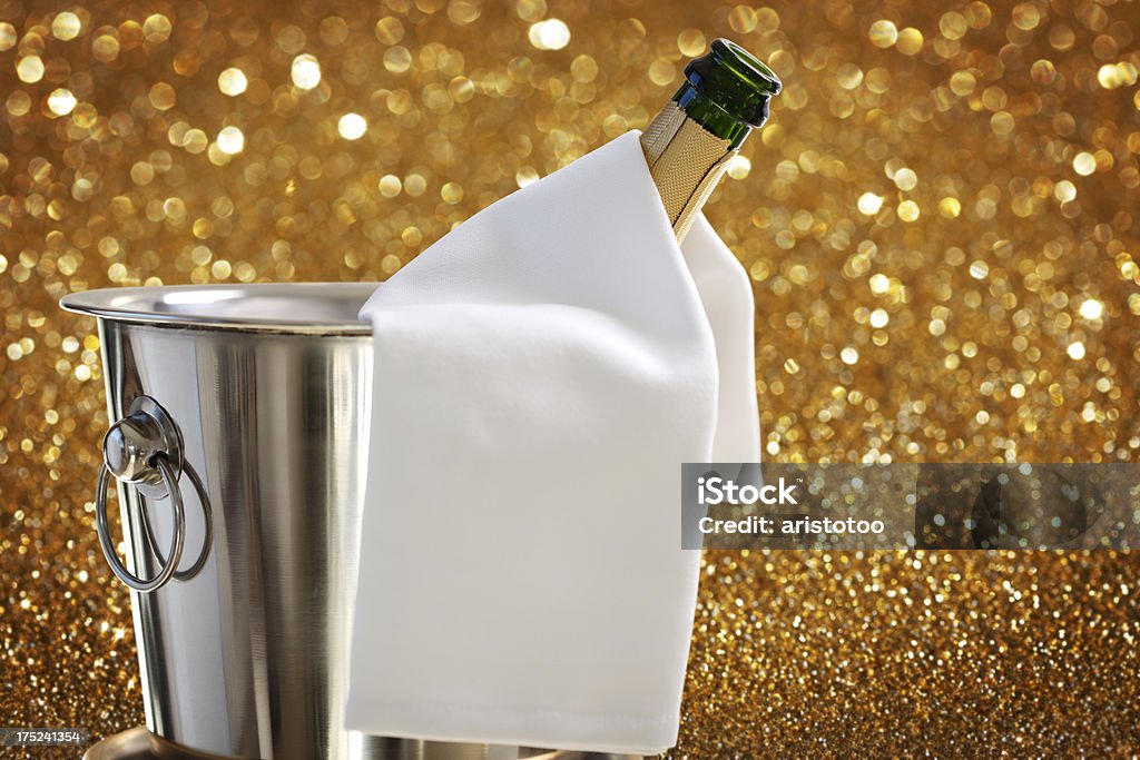 Garrafa de Champagne no balde de gelo contra fundo Defocused - Foto de stock de Balde de Gelo royalty-free