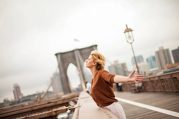 genießen sie new york city - inhaling breathing exercise new york city joy stock-fotos und bilder