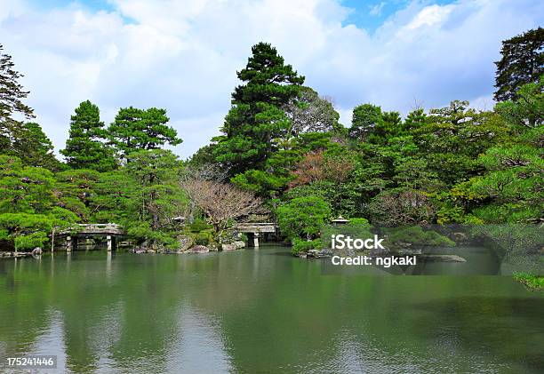 Foto de Jardim Japonês Com Lagoa Sob O Céu Azul e mais fotos de stock de Azul - Azul, Cloudscape, Cultura Asiática