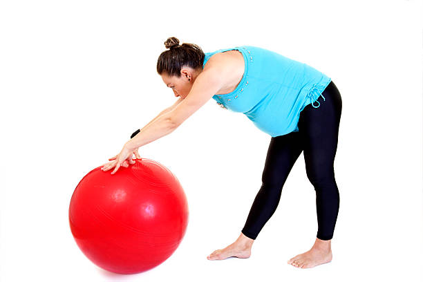 donna incinta facendo esercizi - human pregnancy prenatal care relaxation exercise ball foto e immagini stock