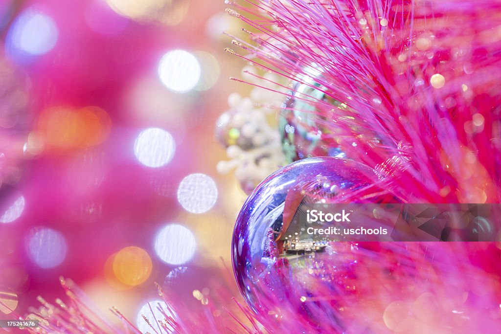 Sapin de Noël avec des décorations de couleur vive - Photo de Noël libre de droits