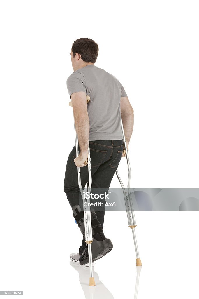 Heridas Hombre caminando con la ayuda de crutches - Foto de stock de 20 a 29 años libre de derechos