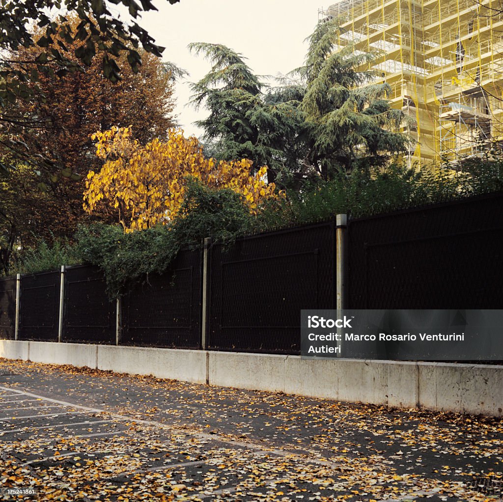 Осень в Милане с помощью архитектурно-строительных работ - Стоковые фото Архитектура роялти-фри