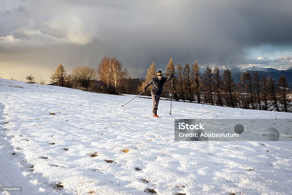 Homme d'âge mûr pays Sking dans les Alpes juliennes Slovénie - Photo de Adulte libre de droits