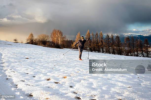 Photo libre de droit de Homme Dâge Mûr Pays Sking Dans Les Alpes Juliennes Slovénie banque d'images et plus d'images libres de droit de Adulte