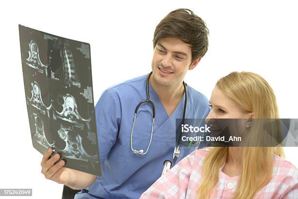 Médico Mostrando Un Paciente Los Resultados De La Mri Foto de stock y más banco de imágenes de 20 a 29 años