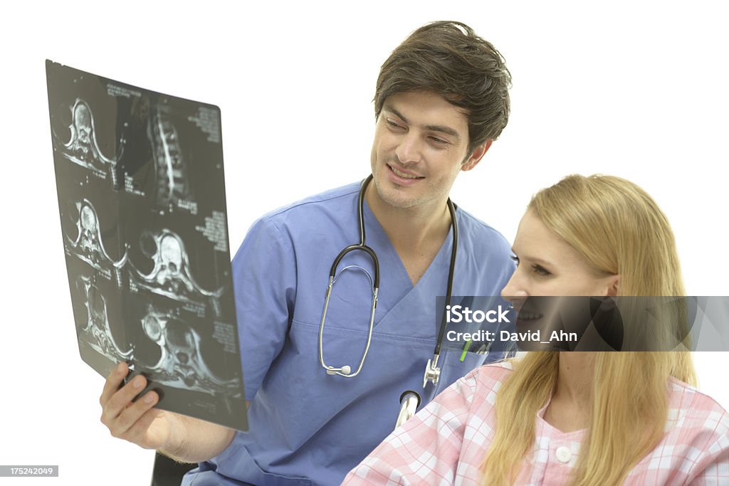 Médico médico mostrando um doente Exame de Ressonância Magnética resultados - Royalty-free 20-29 Anos Foto de stock