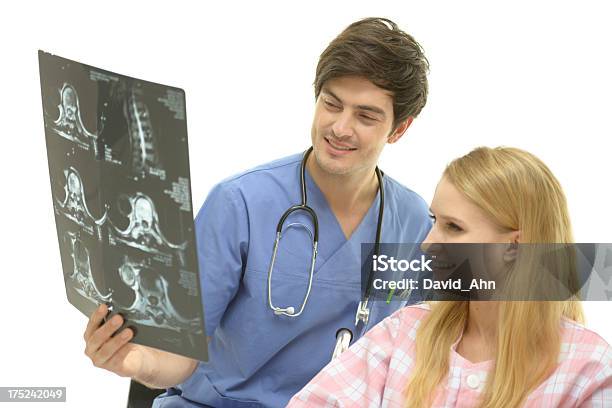 Médico Médico Mostrando Um Doente Exame De Ressonância Magnética Resultados - Fotografias de stock e mais imagens de 20-29 Anos