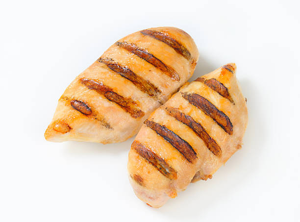 las pechugas de pollo a la parrilla - skinless chicken breast fotografías e imágenes de stock