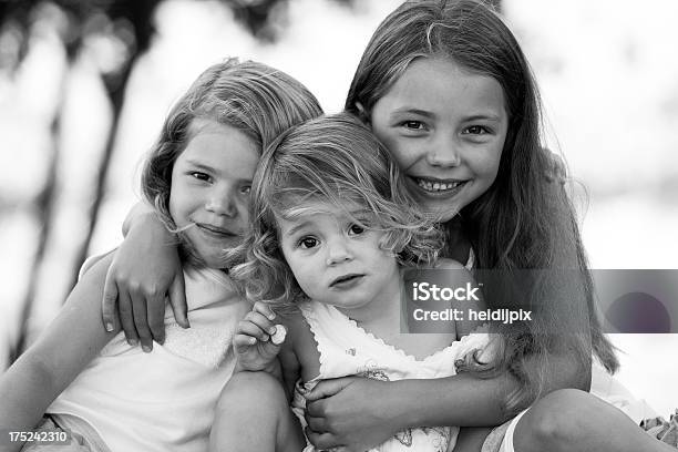 Irmãs - Fotografias de stock e mais imagens de 12-15 Meses - 12-15 Meses, 4-5 Anos, 6-7 Anos