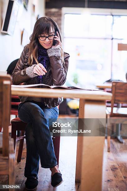 Содержание Женщина В Кафе По Телефону — стоковые фотографии и другие картинки Беспроводная технология - Беспроводная технология, В помещении, Вертикальный