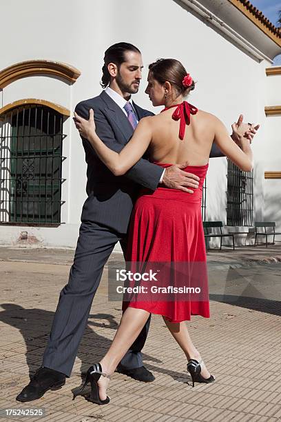 Argentine Para Taniec Tango W Buenos Aires - zdjęcia stockowe i więcej obrazów 25-29 lat - 25-29 lat, 30-34 lata, Argentyna