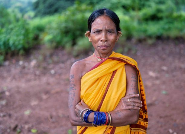 portret kobiety z plemienia z regionu odisha w boraparaja w indiach z miejscem na kopię - india women ethnic indigenous culture zdjęcia i obrazy z banku zdjęć