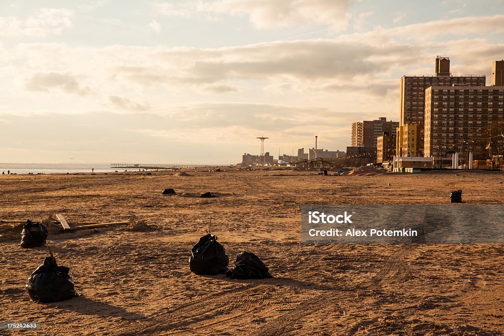Мусор на Пляж брайтона - Стоковые фото Без людей роялти-фри