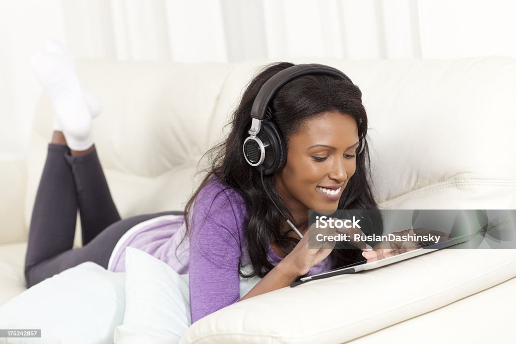 Słuchając muzyki na tablet. - Zbiór zdjęć royalty-free (20-29 lat)